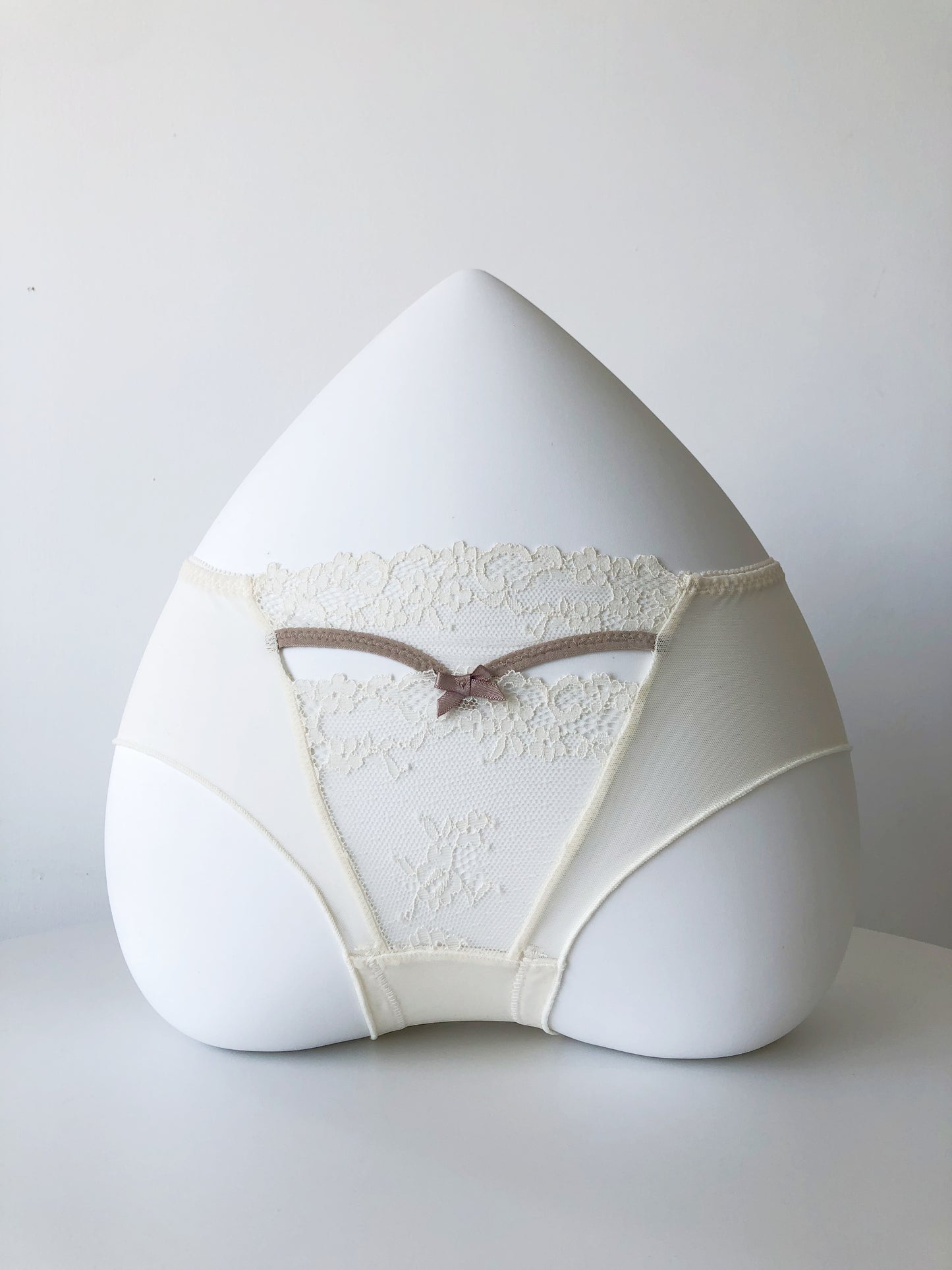 Spring Story: The front is an inverted triangle hollow flower lace with a small bow in the middle and irregular binding edges