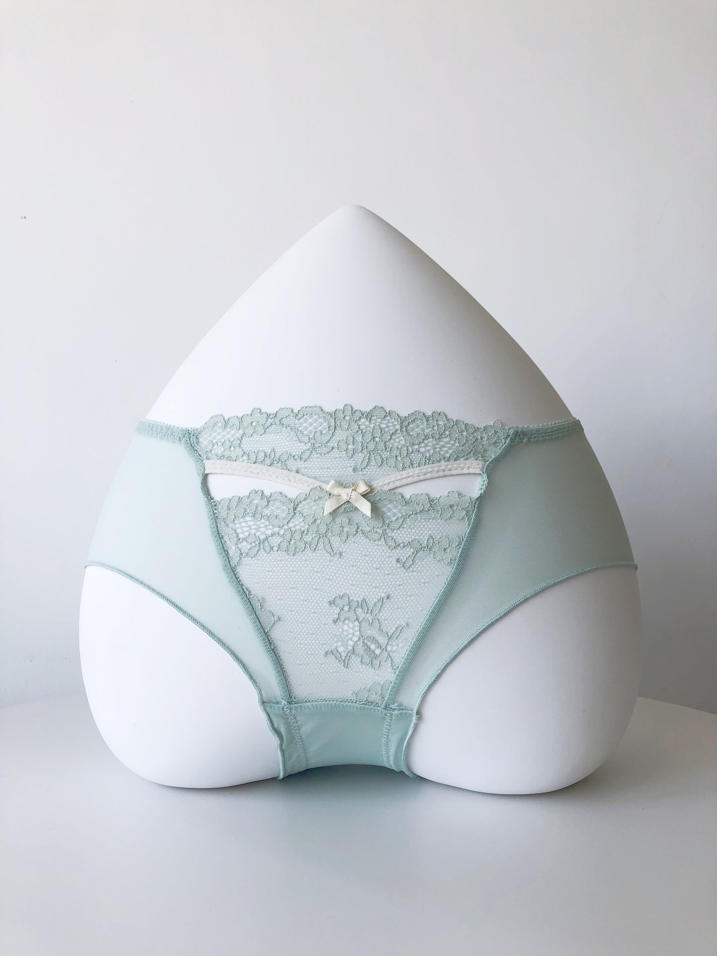 Spring Story: The front is an inverted triangle hollow flower lace with a small bow in the middle and irregular binding edges
