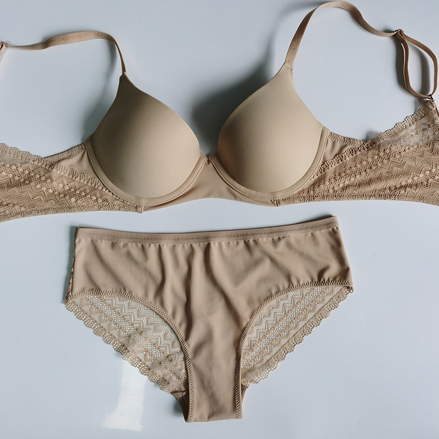 Glossy and seamless gathering bra set, thin cup underwear set.