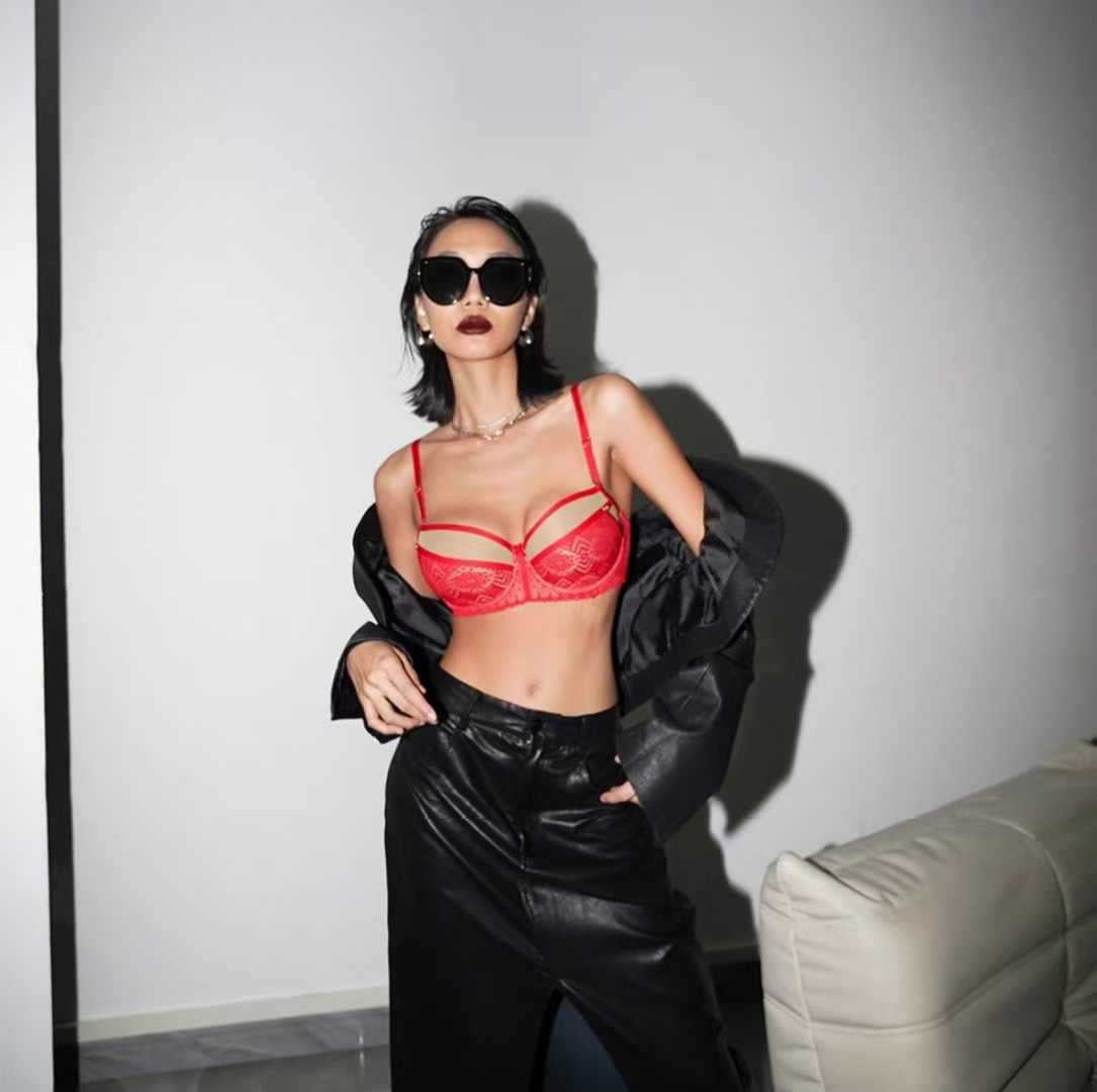 Small breasts gather bra set, thin top and thick bottom bra.
