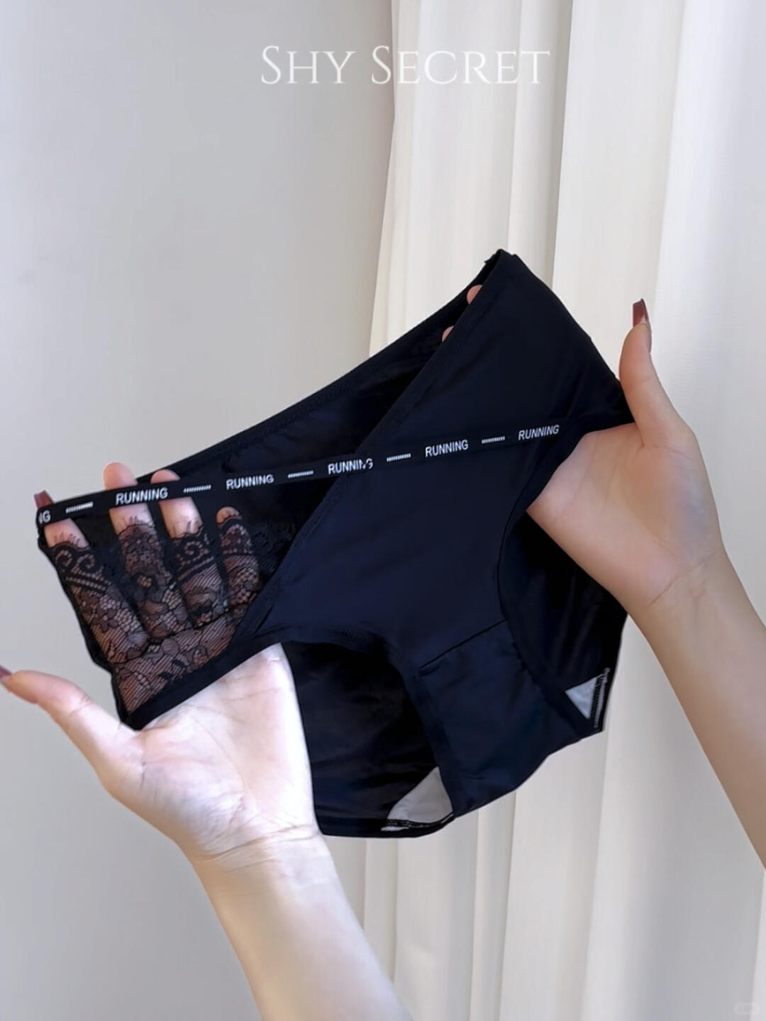 Black humor: the combination of ribbon lining and lace