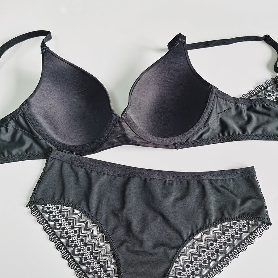 Glossy and seamless gathering bra set, thin cup underwear set.