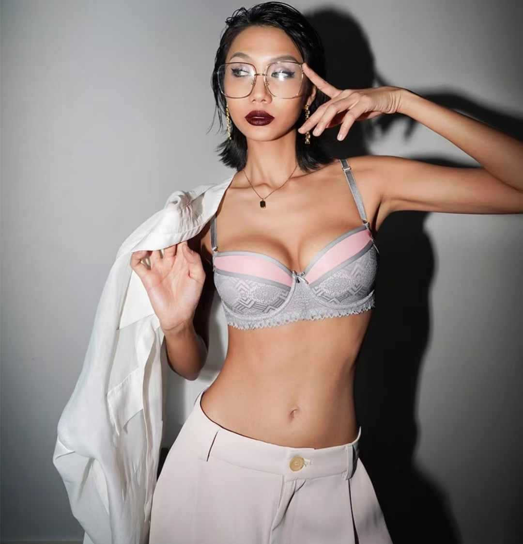 Small breasts gather bra set, thin top and thick bottom bra.