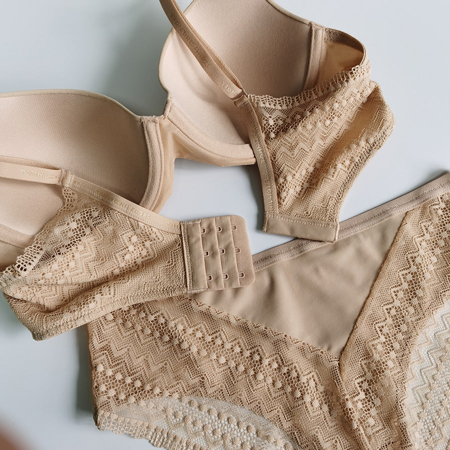 Glossy and seamless gathering bra set, thin cup underwear set.