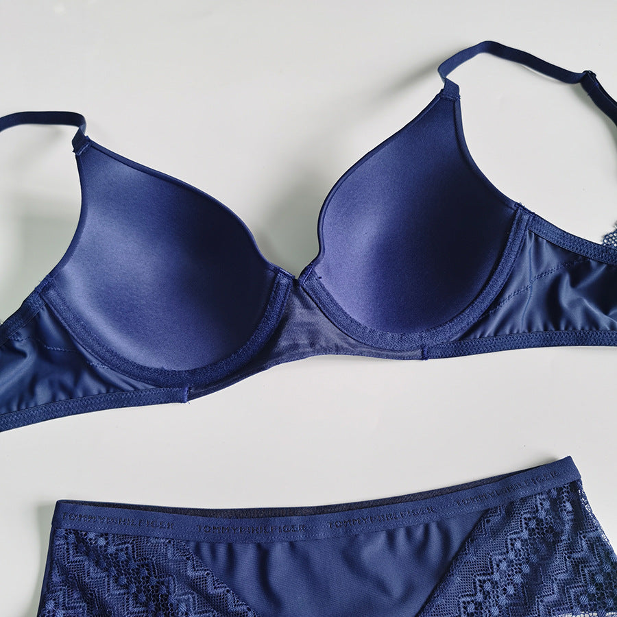 Glossy and seamless gathering bra set, thin cup underwear set.