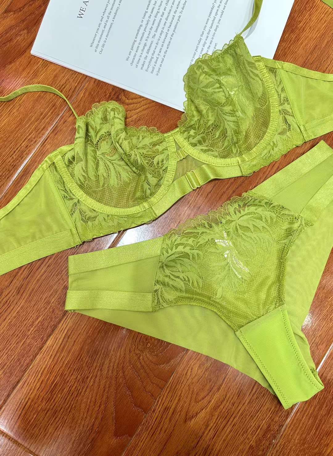 Sexy floral lace ultra-thin steel rim bra set