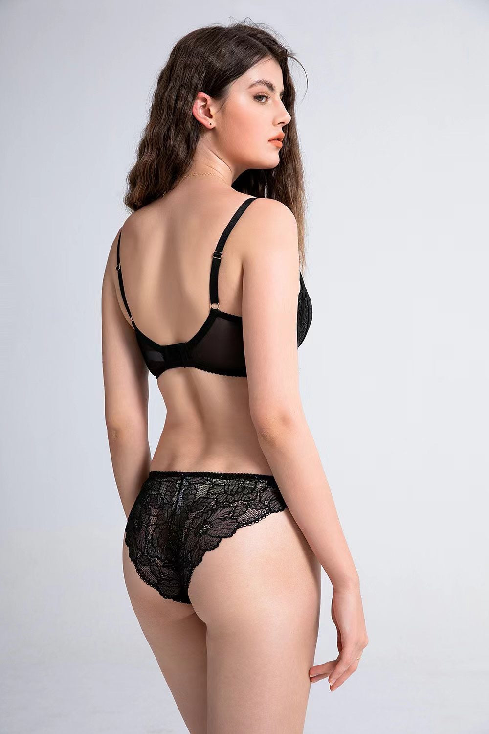 Steel tray gathers sexy lace bra set