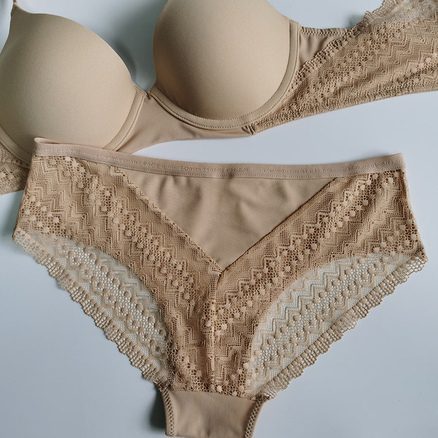 Glossy and seamless gathering bra set, thin cup underwear set.