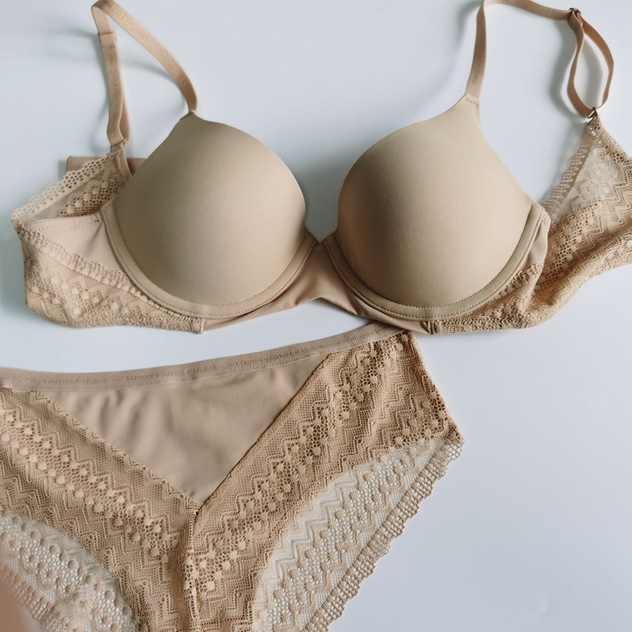 Glossy and seamless gathering bra set, thin cup underwear set.